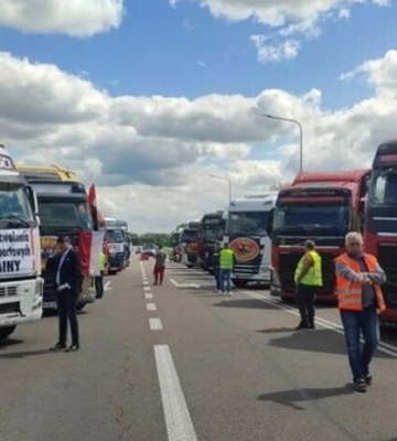 Очереди выросли, перевозчики &quot;перекинулись&quot; на &quot;Шегини&quot;. Что происходит на границе Украины