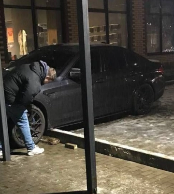 У Луцьку авто влетіло в зупинку навпроти «Гостинця» 