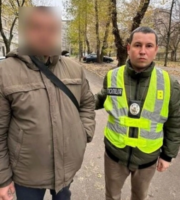В Киеве мужчина под действием алкоголя возмутился на женщину с ребенком из-за украинского языка