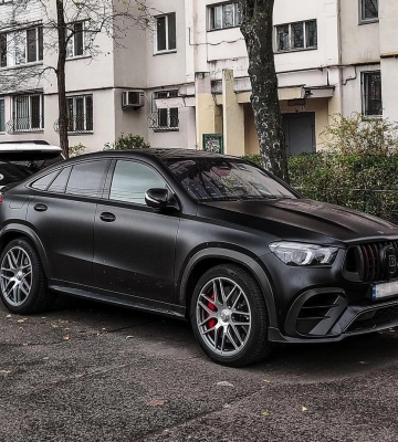 В Киеве заметили сверхскоростной 800-сильный кроссовер Mercedes 