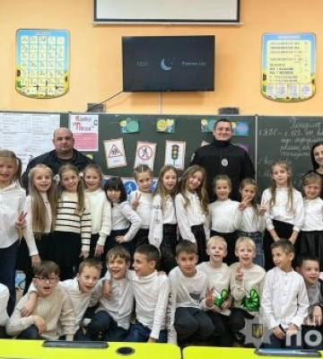 Поліцейські Мукачева проводять з учнями та студентами уроки з безпеки дорожнього руху