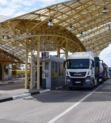 На кордоні з Польщею скупчилися близько 2,8 тисячі вантажівок, є черги на в&#039;їзд зі Словаччини та Угорщини