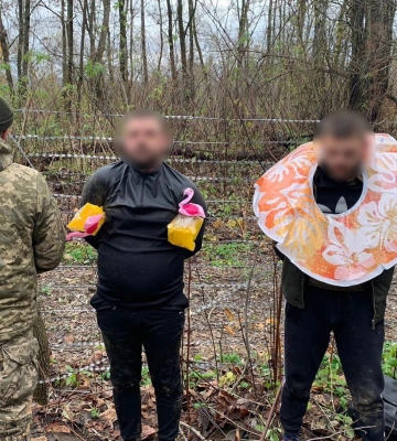 Закарпатець і полтавець на надуваному колі та нарукавниках з фламінго провалили заплив Тисою