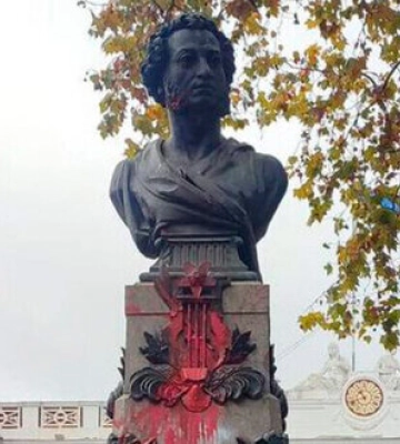 В Одесі облили фарбою пам’ятник Пушкіну на Приморському бульварі. ФОТО