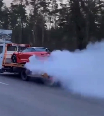 В Киеве на эвакуаторе загорелся эксклюзивный суперкар McLaren за $300 000 (видео)