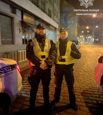 У Львові чоловік хотів стрибнути з даху багатоповерхівки