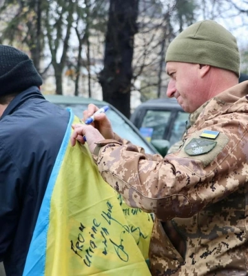 Британські фермери та волонтери особисто привезли на Львівщину ще 35 позашляховиків для наших воїнів