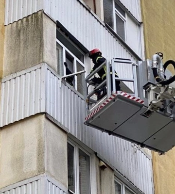 У Луцьку рятувальники визволили із заблокованої квартири дворічну дитину