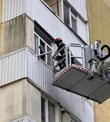 У Луцьку рятувальники визволяли з зачиненої квартири на п&#039;ятому поверсі дворічну дитину 