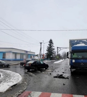 Chery не пропустив вантажівку: у Луцькому районі – серйозна ДТП 