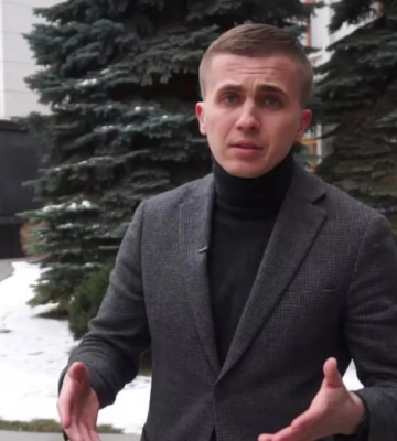 Заблокировали и начали избивать: под Киевом напали на известного журналиста, кадры