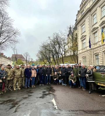 Британські фермери та волонтери особисто привезли 35 позашляховиків для ЗСУ