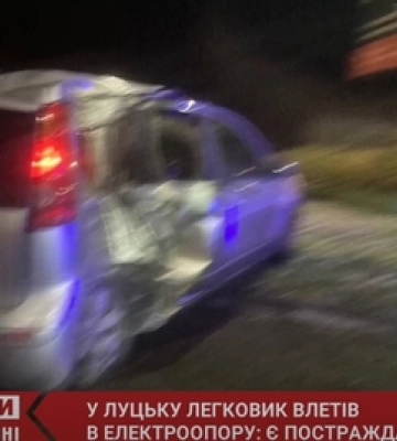 У Луцьку Nissan влетів у стовп – є постраждалі (відео)