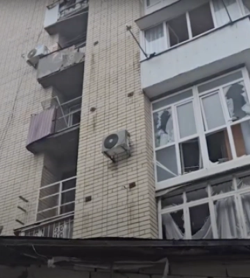 Місцева влада показала наслідки атаки росіян на будинок у Херсоні