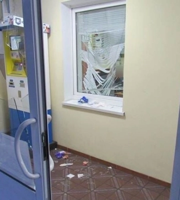 У Києві рецидивіст цеглиною розбив вікно та скло дверей адмінбудівлі й поранив охоронця. Фото
