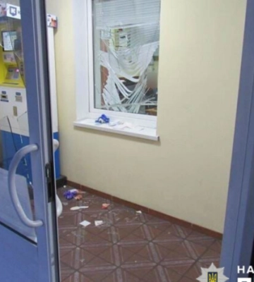 У Києві рецидивіст цеглиною розбив вікно та скло дверей адмінбудівлі й поранив охоронця. Фото