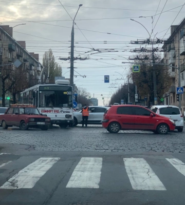 У Чернівцях водійка Porshe в&#039;їхала в тролейбус на перехресті проспекту Незалежності та Головної