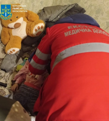 Поранена під час обстрілу Херсона трирічна дівчинка перебуває в реанімації
