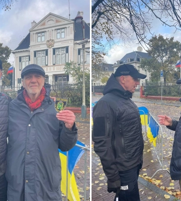 За охорону прапорів України біля посольства РФ отримав шеврон поліції Харкова