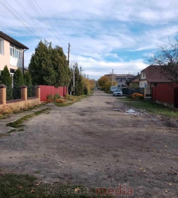 У місті на Волині мешканці скидають будматеріали на узбіччя (ФОТО)