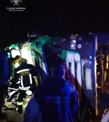 Біля Бобринця рятувальники деблокували чоловіка з понівеченої автівки 