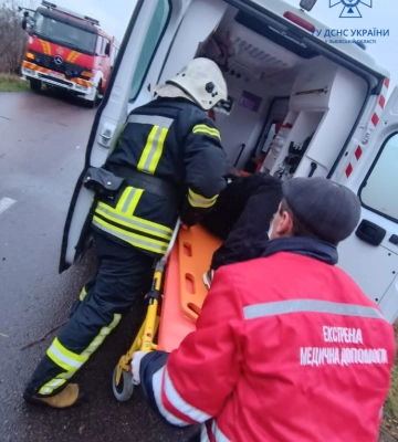 Поблизу Львова трапилася ДТП: водія з авто витягували рятувальники