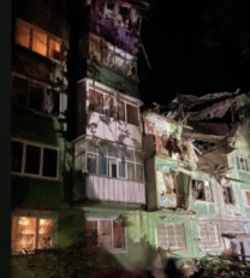 В Константиновке снаряд оккупантов попал в жилой многоэтажный дом - под завалами люди: фото