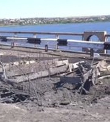 В сети показали последствия обстрела Антоновского моста в Херсоне – фото