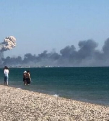 Первое видео взрыва на авиабазе в Новофедоровке в Крыму — люди в панике