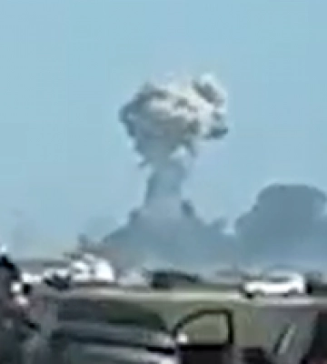 Первое видео взрыва на авиабазе в Новофедоровке в Крыму — люди в панике