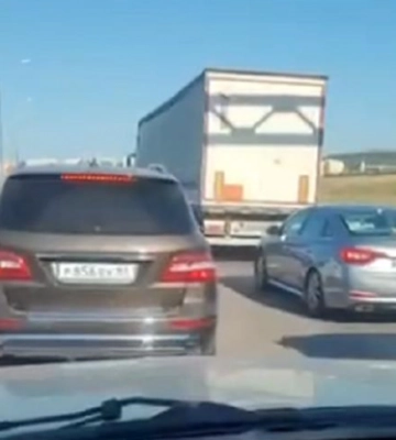 На виїзді із Криму утворився довгий затор – соцмережі
