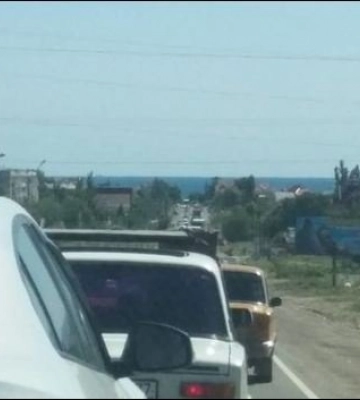 На выезде из Крыма стоит многокилометровая пробка