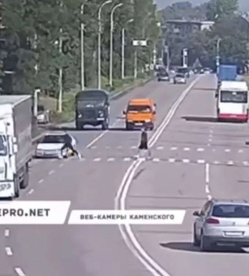 На Дніпропетровщині підліток кинувся під колеса автомобіля: відео моменту