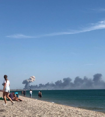 Взрывы в Крыму: туристы массово покидают Новофедоровку, на дорогах пробки