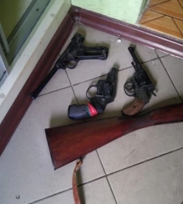 У Харкові затримали трьох чоловіків, які зберігали багато зброї та боєприпасів