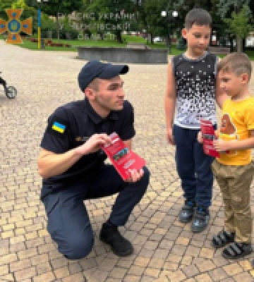 У Чернігові рятувальники навчали містян мінній безпеці