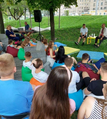 У Дніпрі для молоді організували мотиваційну зустріч з відомими коміками, телеведучими, волонтерами