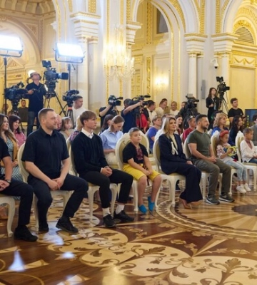 Накрив собою дитину під час обстрілу: президент нагородив 12-річного харків&#039;янина