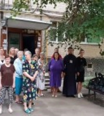 У Харкові священники УПЦ передали допомогу медикам та продуктові набори нужденним