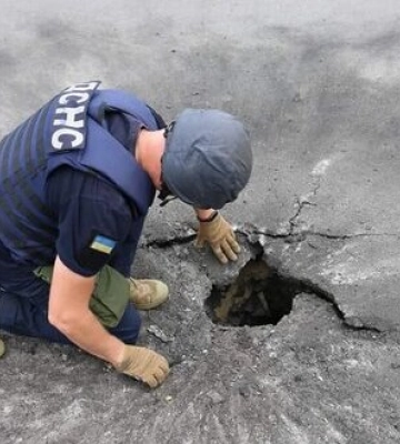Наслідки сьогоднішнього ворожого обстрілу Салтівського району Харкова. ФОТОрепортаж