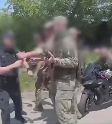 В Чернигове военные с автоматами напали на полицейских