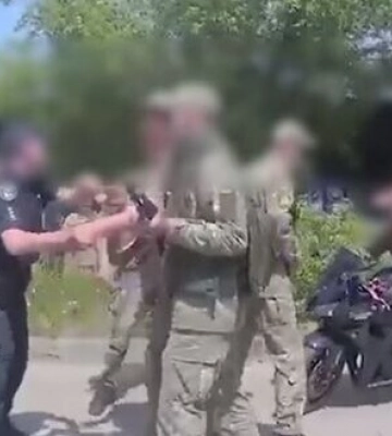 Військові погрожували поліцейським автоматами під час дорожнього конфлікту в Чернігові. ВIДЕО