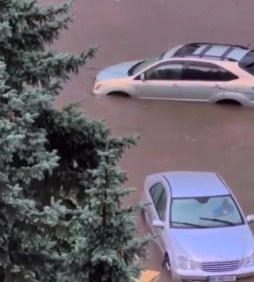 Потоп в Одессе: из-за сильного ливня в городе стоит общественный транспорт (видео)