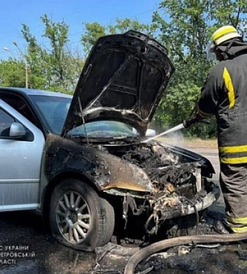 Моторний відсік зайнявся просто під час руху автомобіля: у Кривому Розі надзвичайники приборкували вогонь