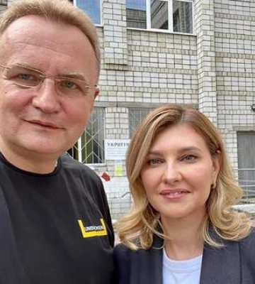 Олена Зеленська відвідала Львів: кежуал образ у джинсах та селфі з Садовим