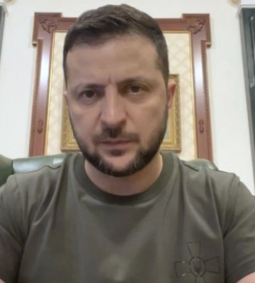 Зеленский призвал украинцев в Крыму не подходить к военным объектам оккупантов