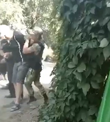 Пришел за ребенком: в Луганске мужчину &quot;мобилизовали&quot; у входа в детсад, — соцсети (видео)