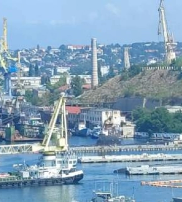 Оккупанты в Севастополе загружают &quot;Калибры&quot; на подлодку