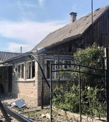 Росіяни обстріляли Нікопольський район Дніпропетровщини, поранено щонайменше двох людей
