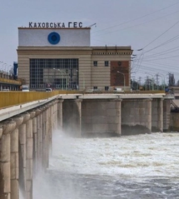 Біля Нової Каховки ЗСУ потопили баржу з російськими військовими та технікою